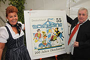 Tourismuschefin Dr. Gabriele Weishäupl und die neue Sondermarke (©Foto: Martin Schmitz)